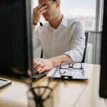 Mengenal Gejala Burnout yang Sering Diabaikan oleh Profesional Sibuk